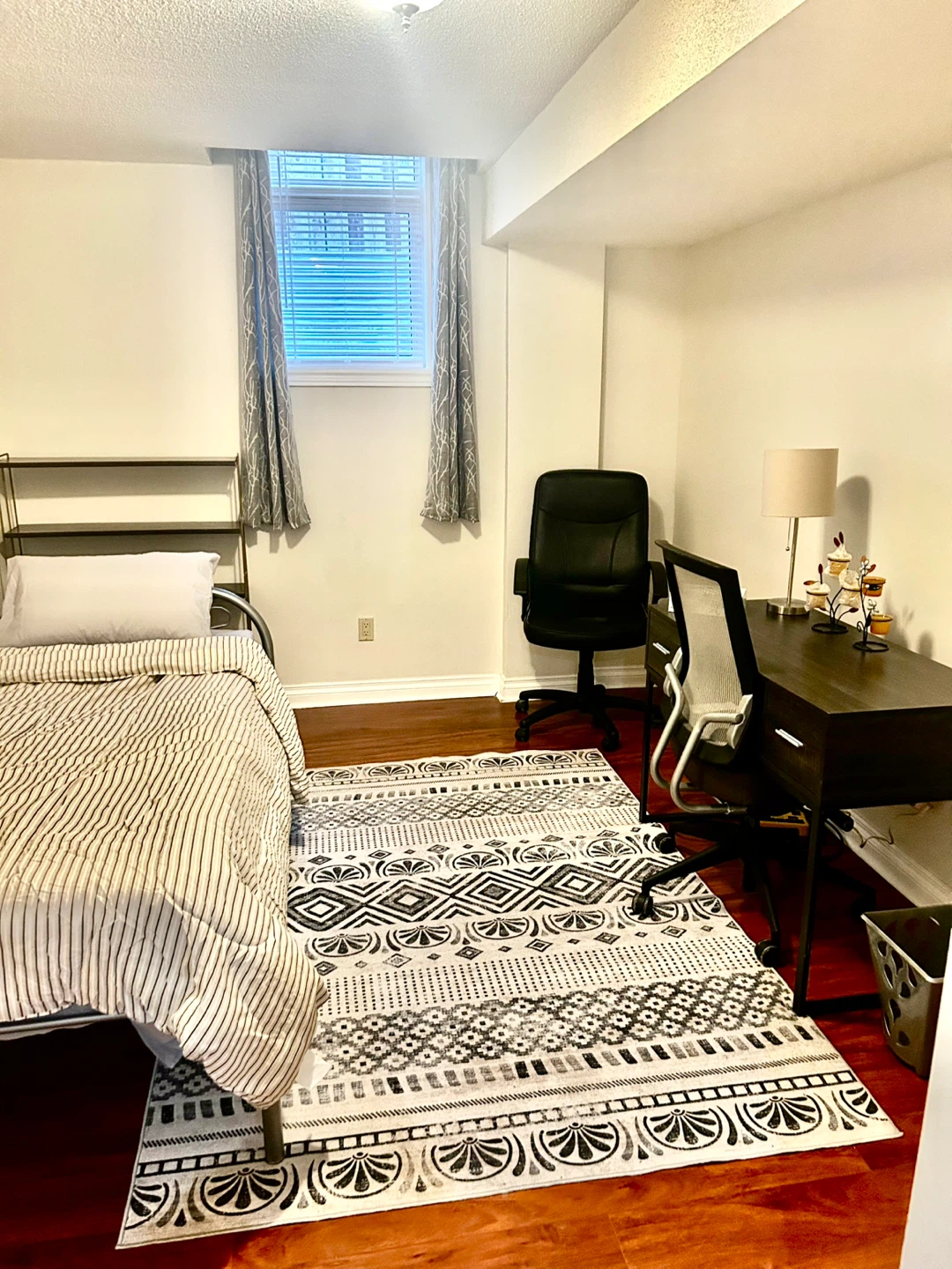 Bedrooms for rent in basement - WiFi Included - photo 4