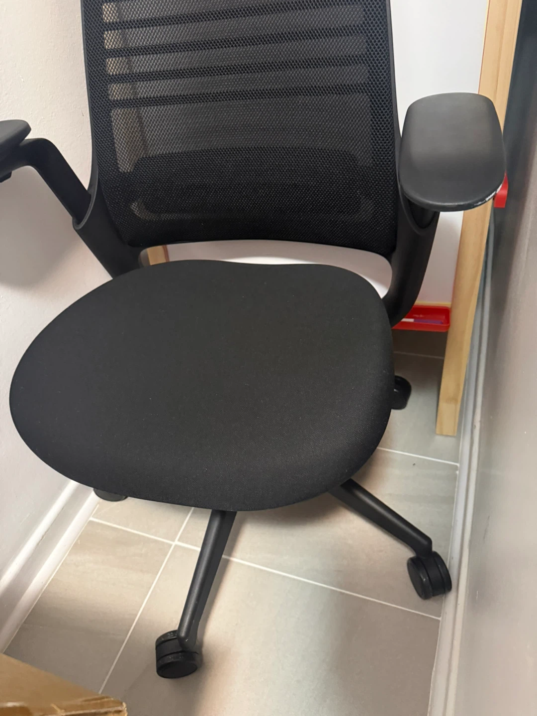 Black Mesh Office Chair - photo 2