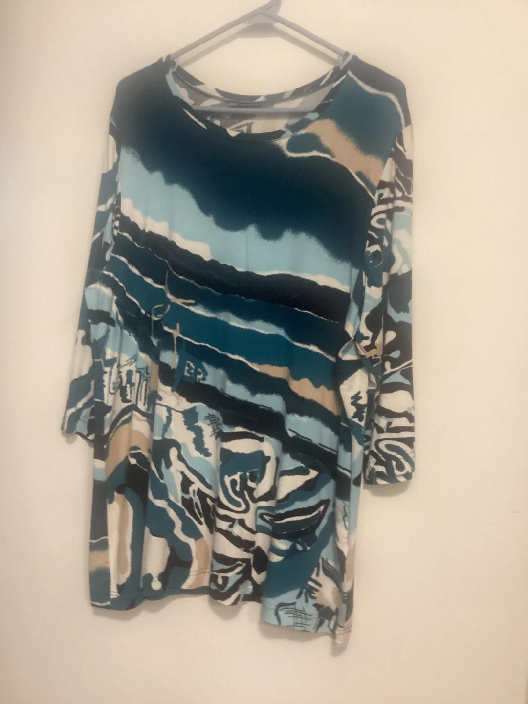 🏆 Woman’s Abstract Long Top