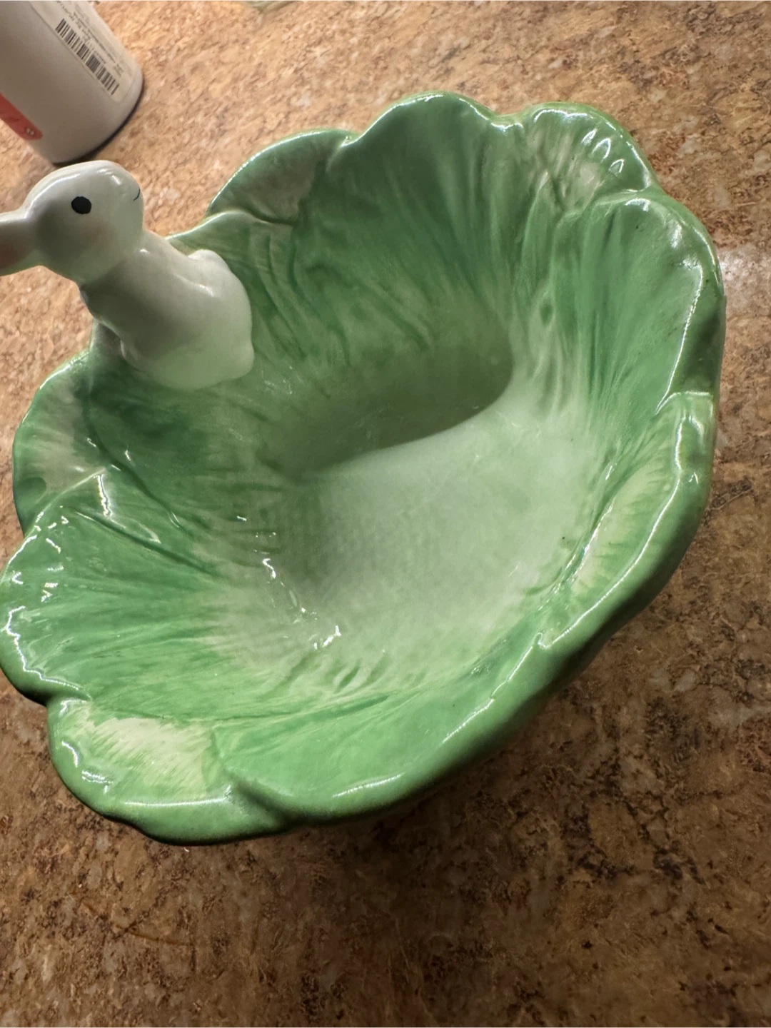 Ceramic Lettuce Bowl with Bunny Decoration