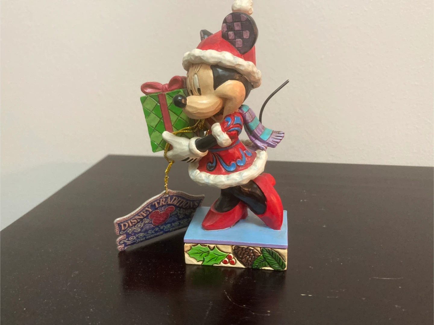 Disney Traditions Minnie Mouse "A Holiday Gift For You" Figurine - photo 2