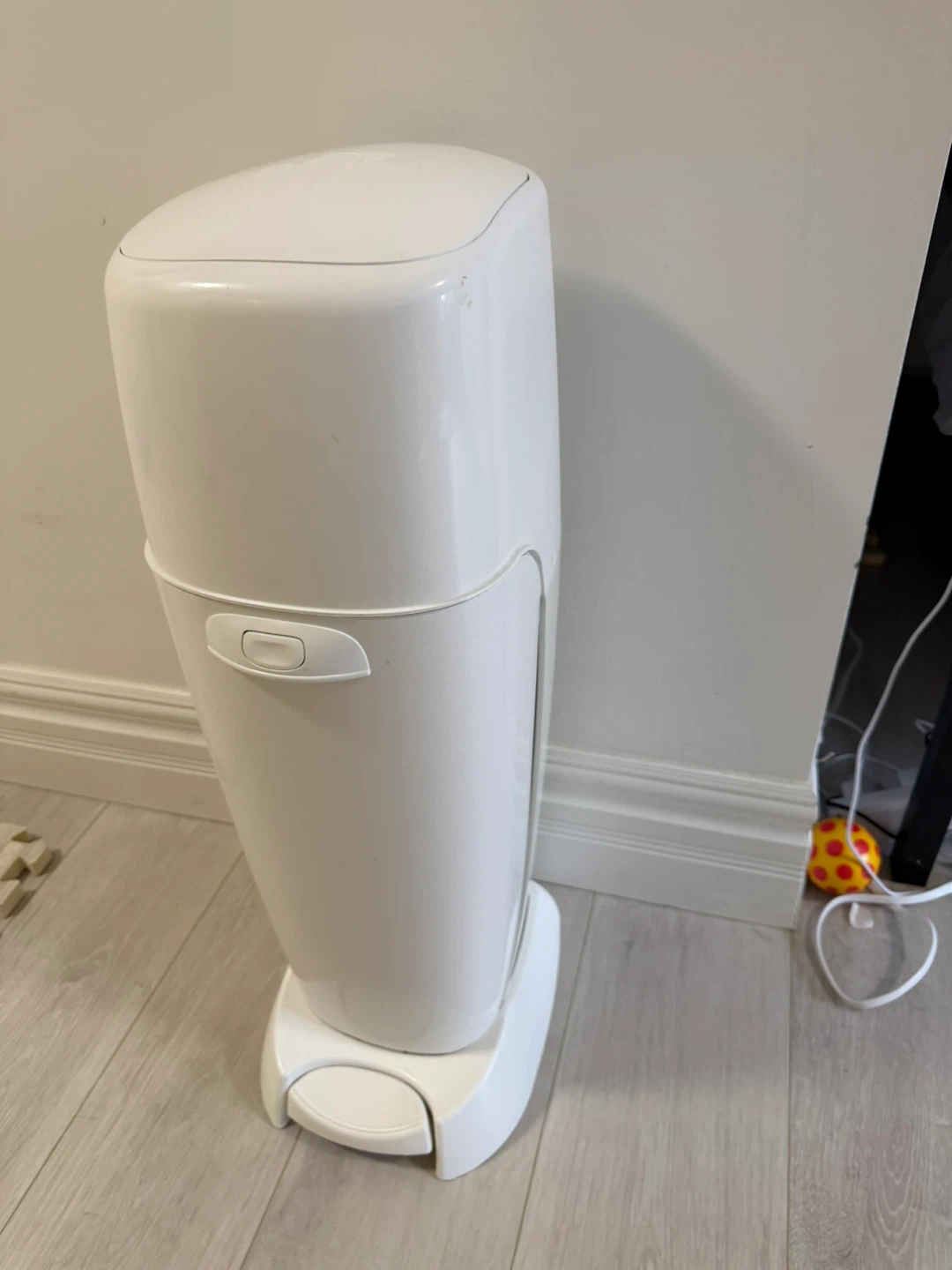 Diaper Genie with 1 set of diaper pail refill - photo 2