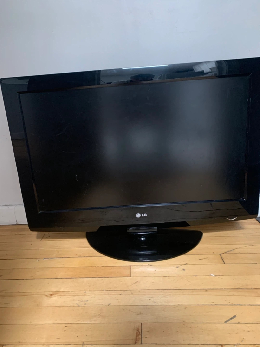 LG Black Flat Screen TV - photo 3