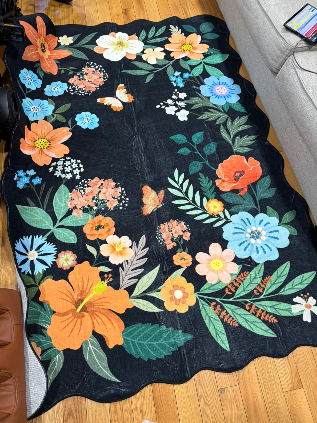 Floral Accent Rug with Scalloped Edges - photo 4