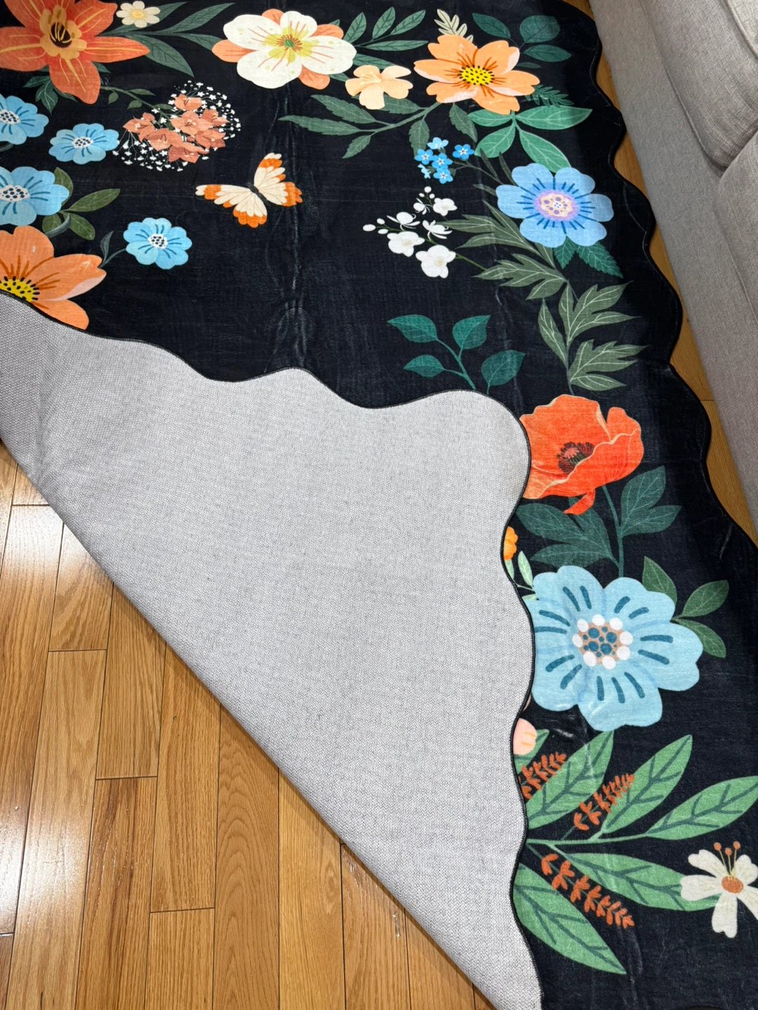 Floral Accent Rug with Scalloped Edges - photo 2