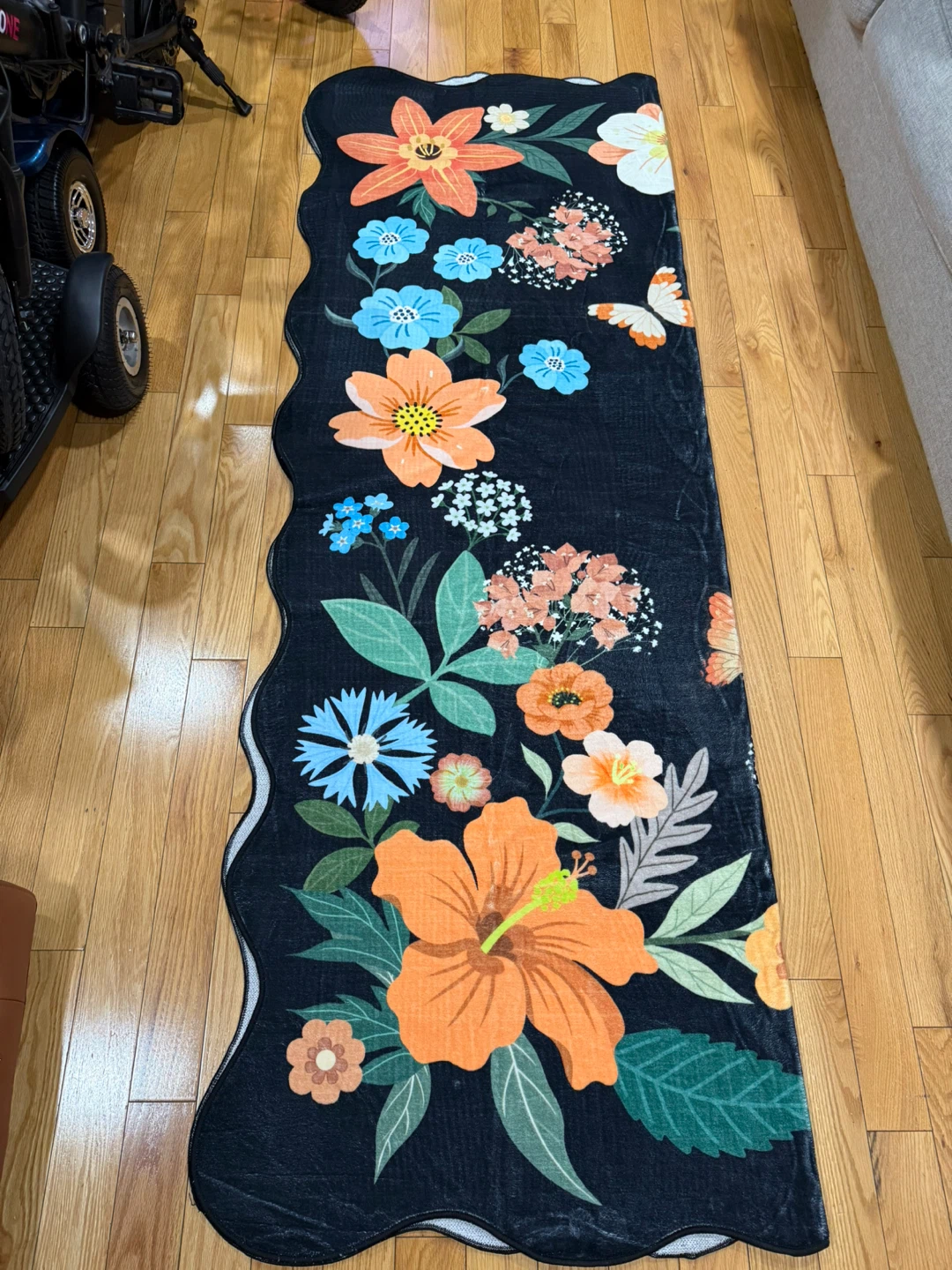 Floral Accent Rug with Scalloped Edges - photo 3