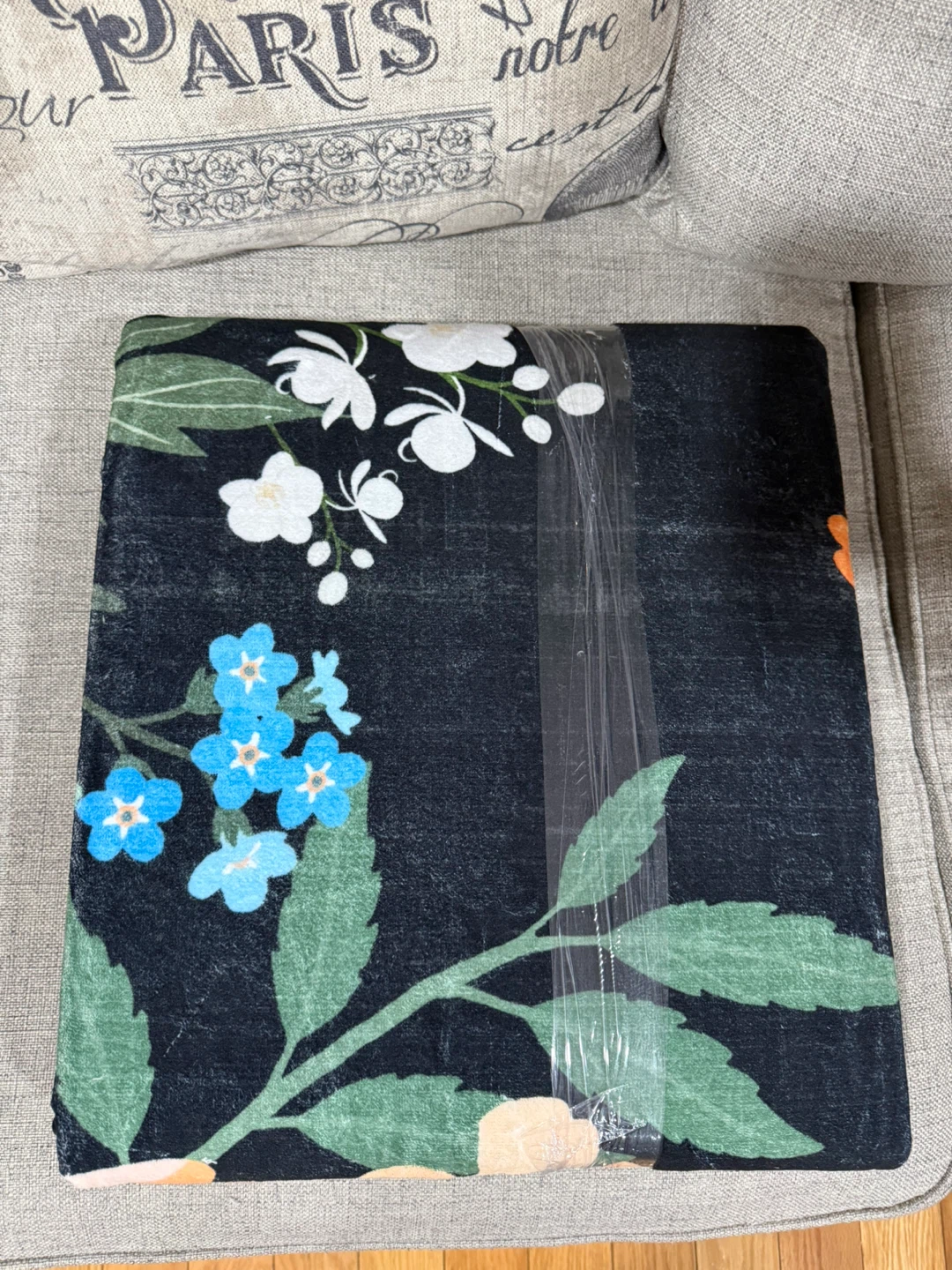 Floral Accent Rug with Scalloped Edges - photo 5