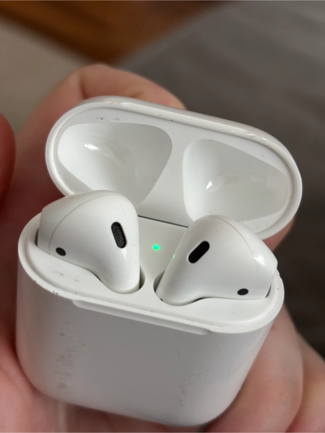 Apple AirPods (2nd Gen) Charging Case & Earbuds