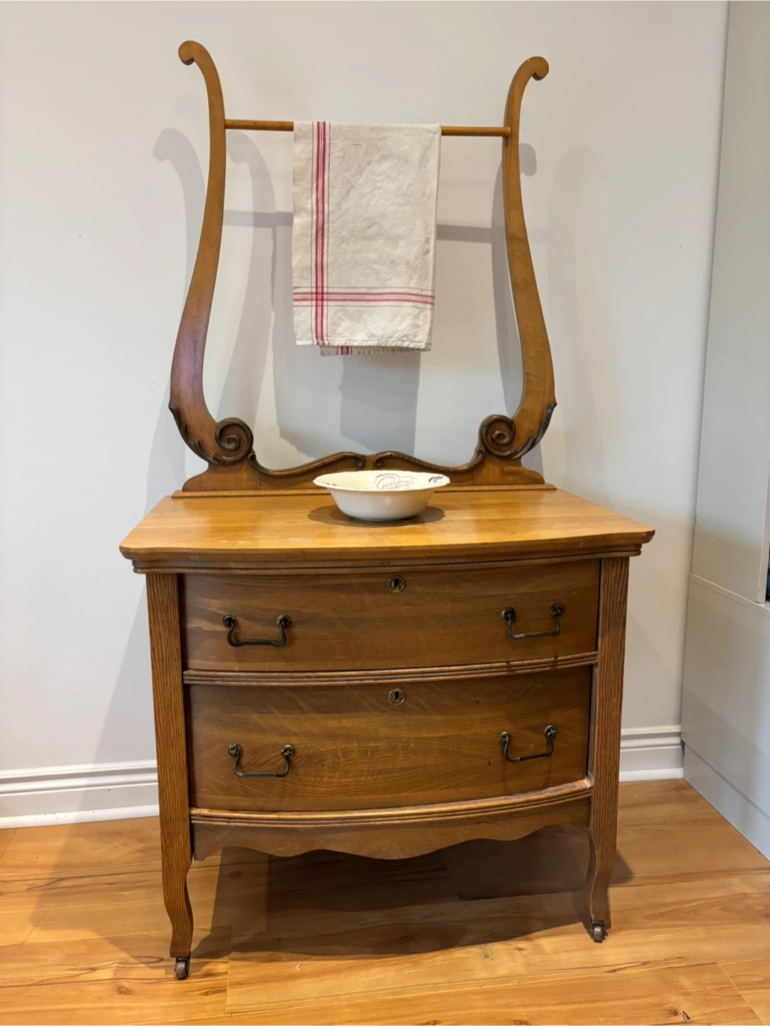 Vintage oak dresser/washstand with wooden casters - photo 3