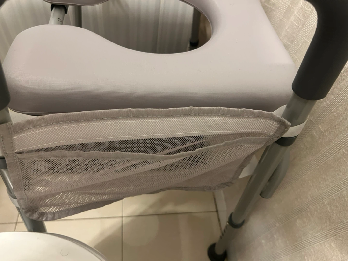 New Adjustable toilet seat riser Chair with Padded Seat and Arms - photo 3