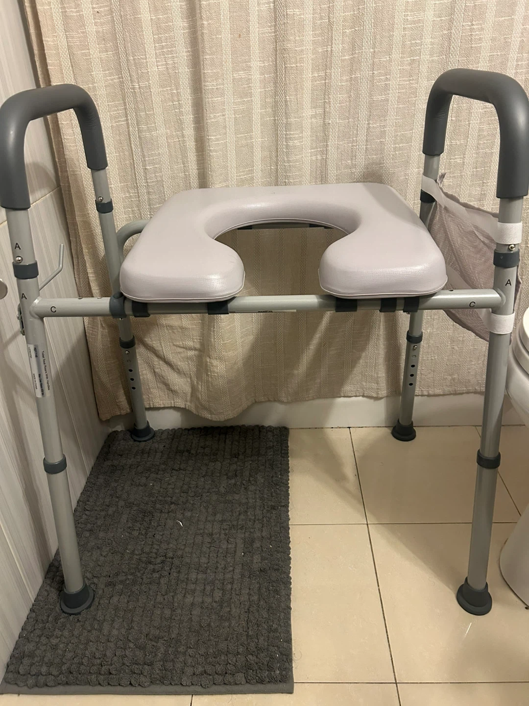 New Adjustable toilet seat riser Chair with Padded Seat and Arms