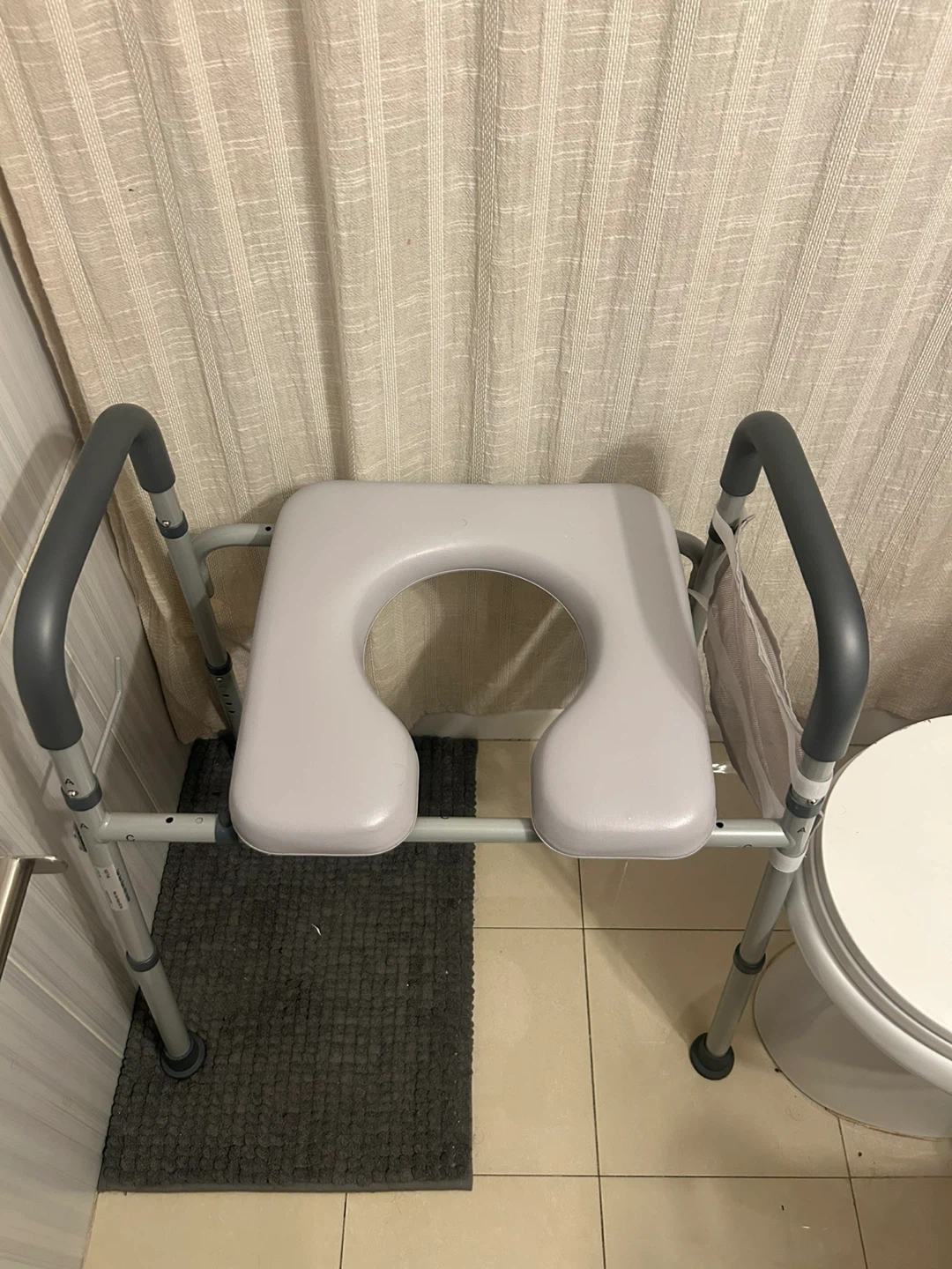 New Adjustable toilet seat riser Chair with Padded Seat and Arms - photo 2