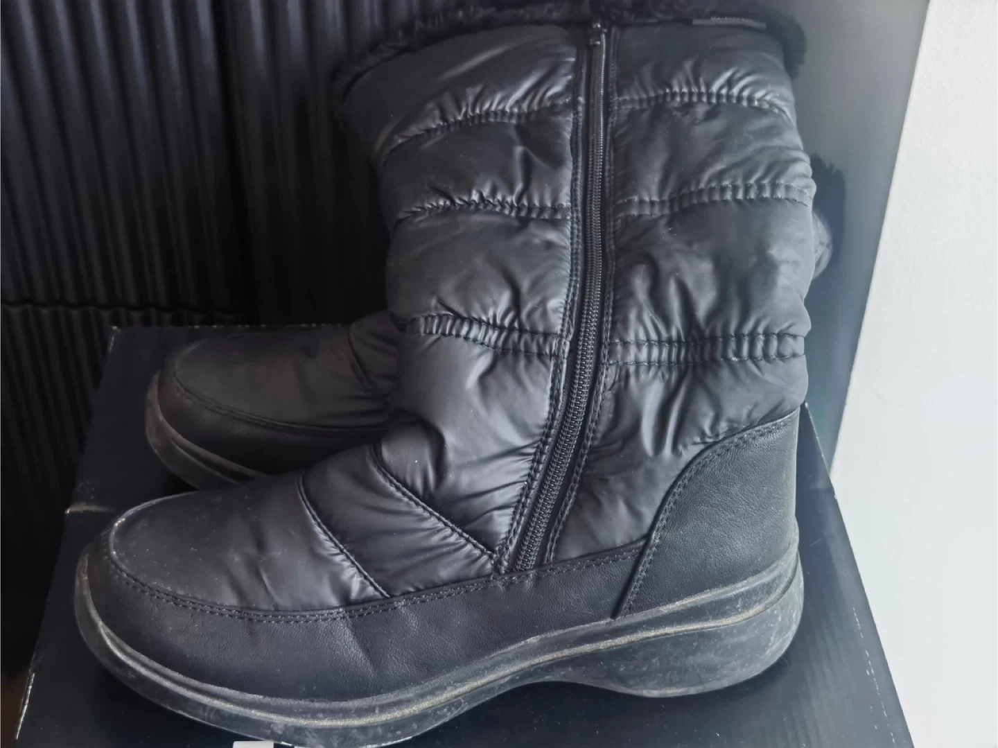 London Fog Black Puffer Winter Boots US 8 length 36cm