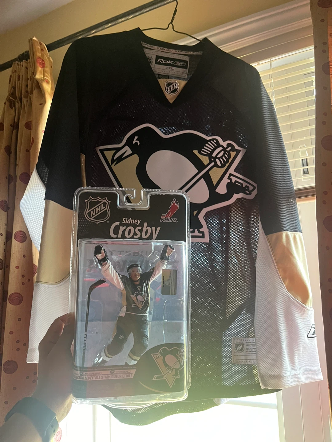 Jersey and McFarlane NHL Sidney Crosby Collector Level Figure - photo 3