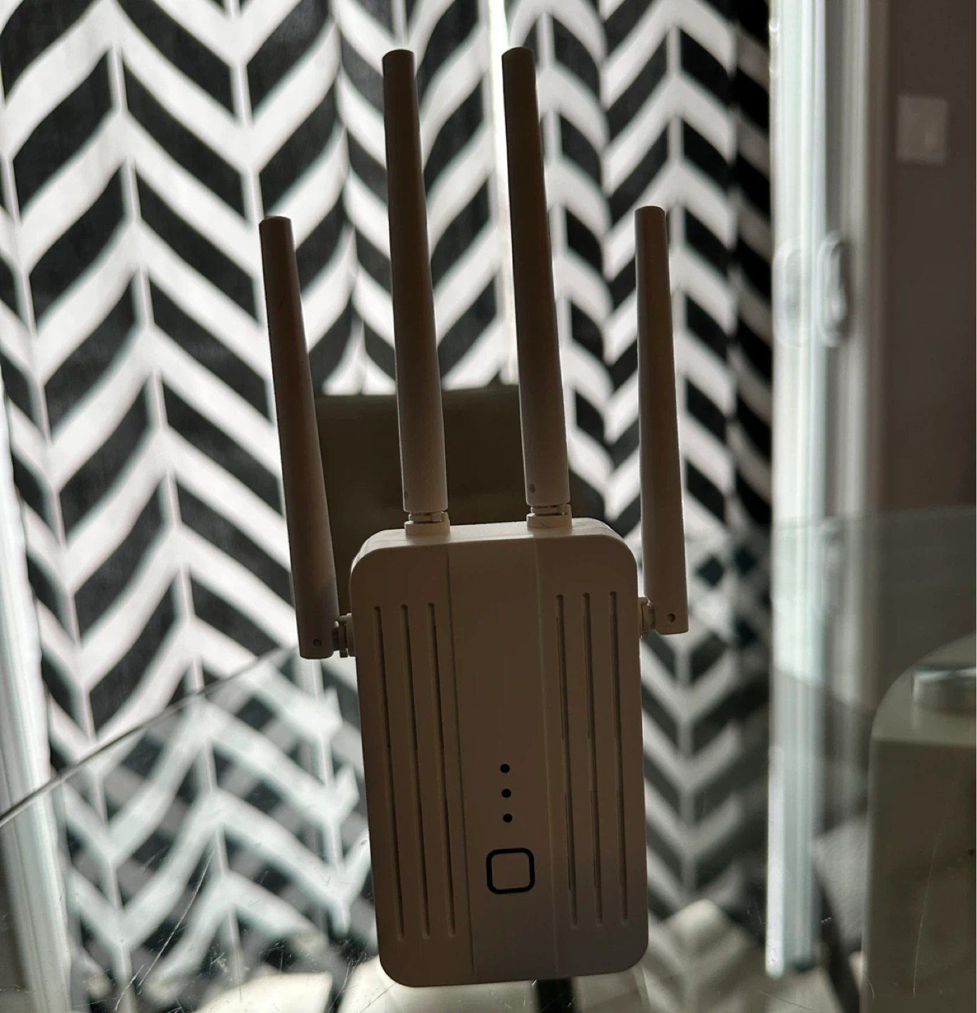 White WiFi Extender with 4 Antennas - photo 2