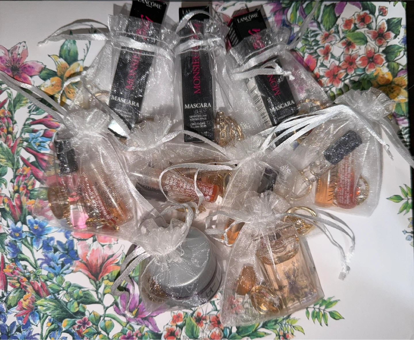Mystery gift bags - Jewelry , Fragrances, Mascara
