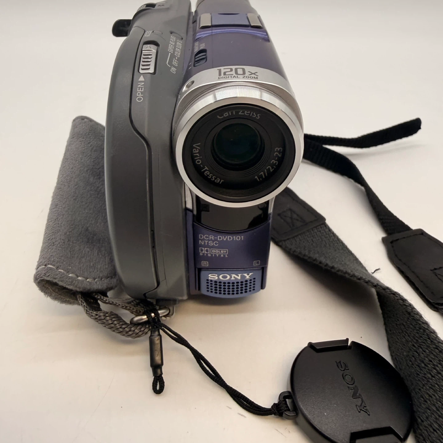 Sony Handycam DCR-DVD101 DVD Camcorder Bundle - photo 4