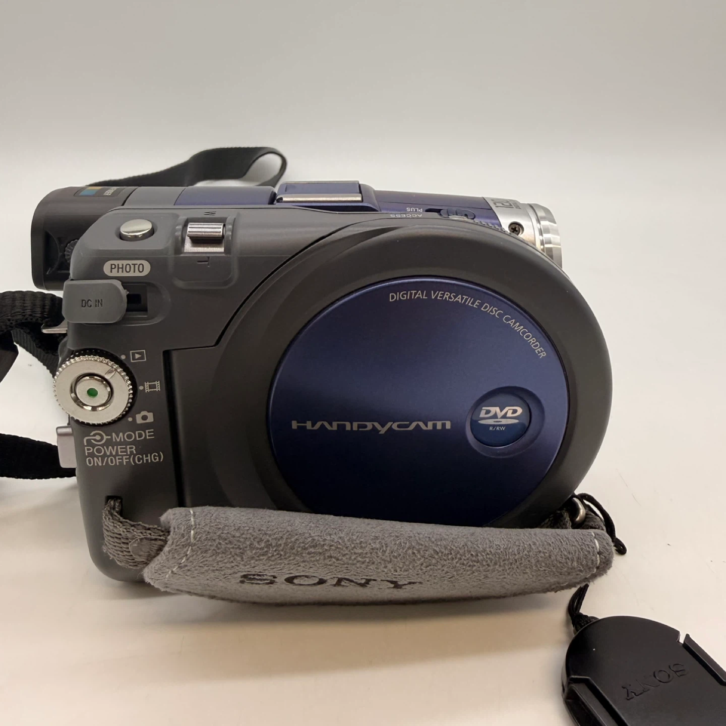 Sony Handycam DCR-DVD101 DVD Camcorder Bundle - photo 2