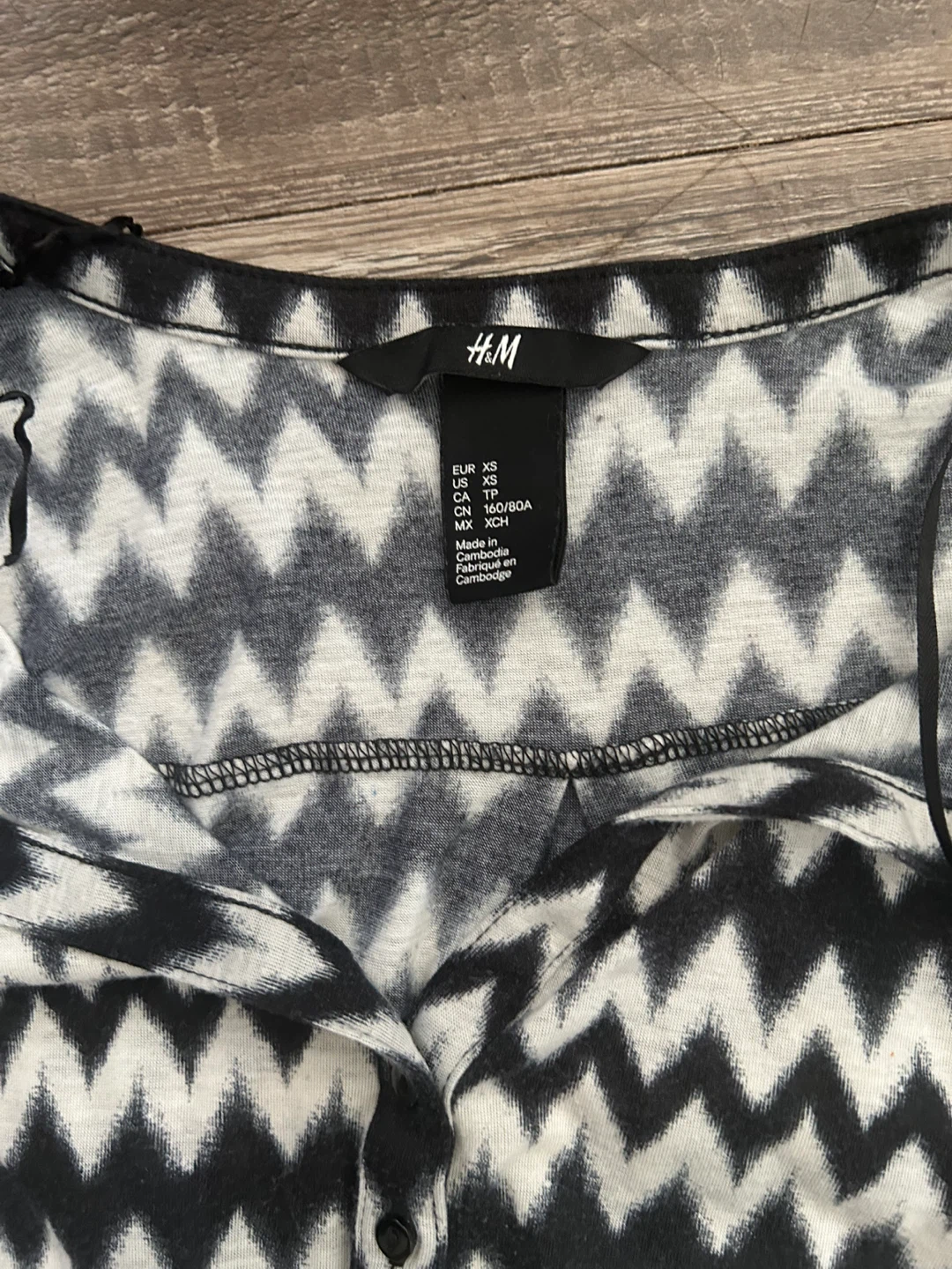 H&M Black & White Zig Zag Long Sleeve Top - photo 2