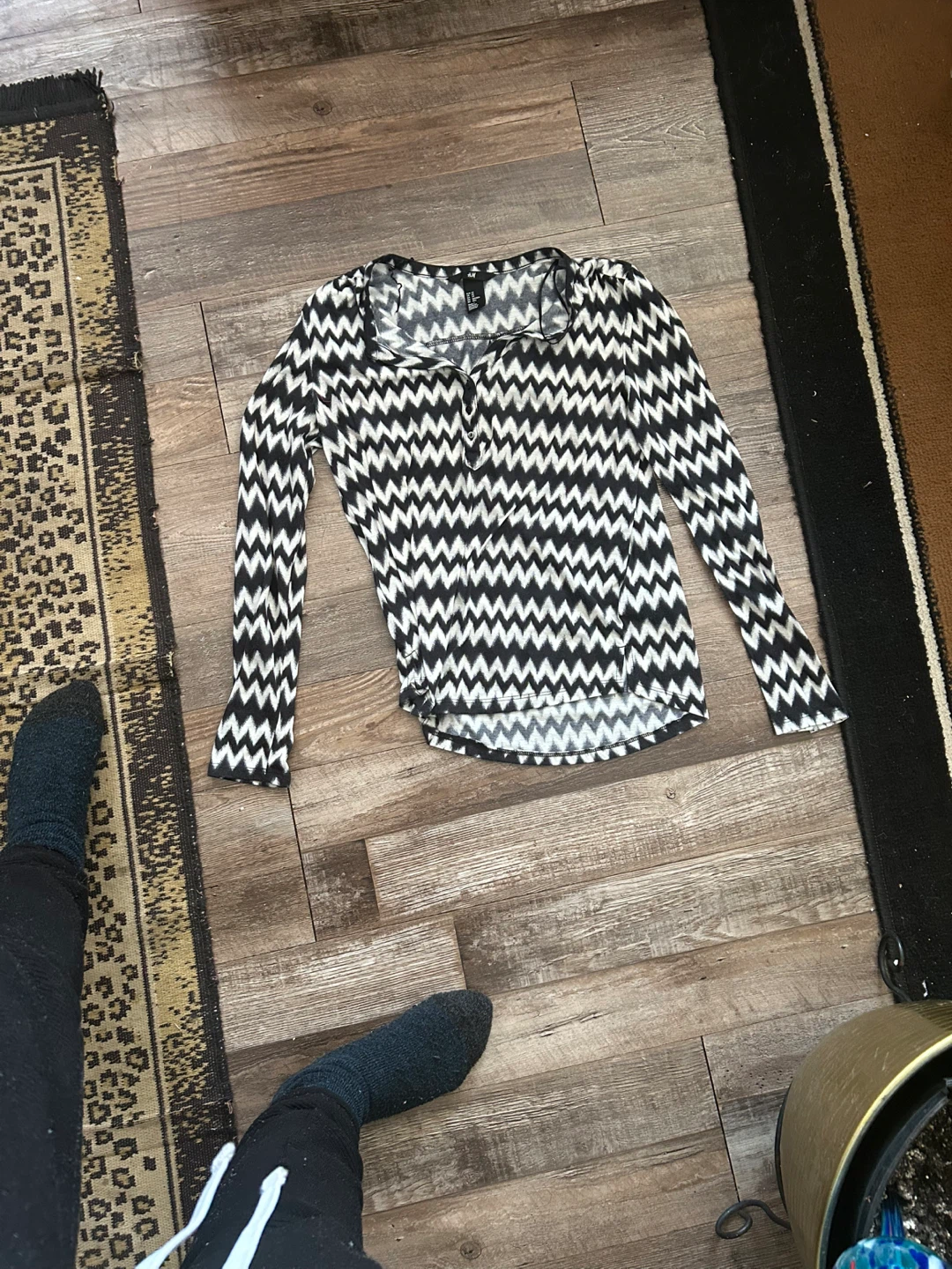 H&M Black & White Zig Zag Long Sleeve Top