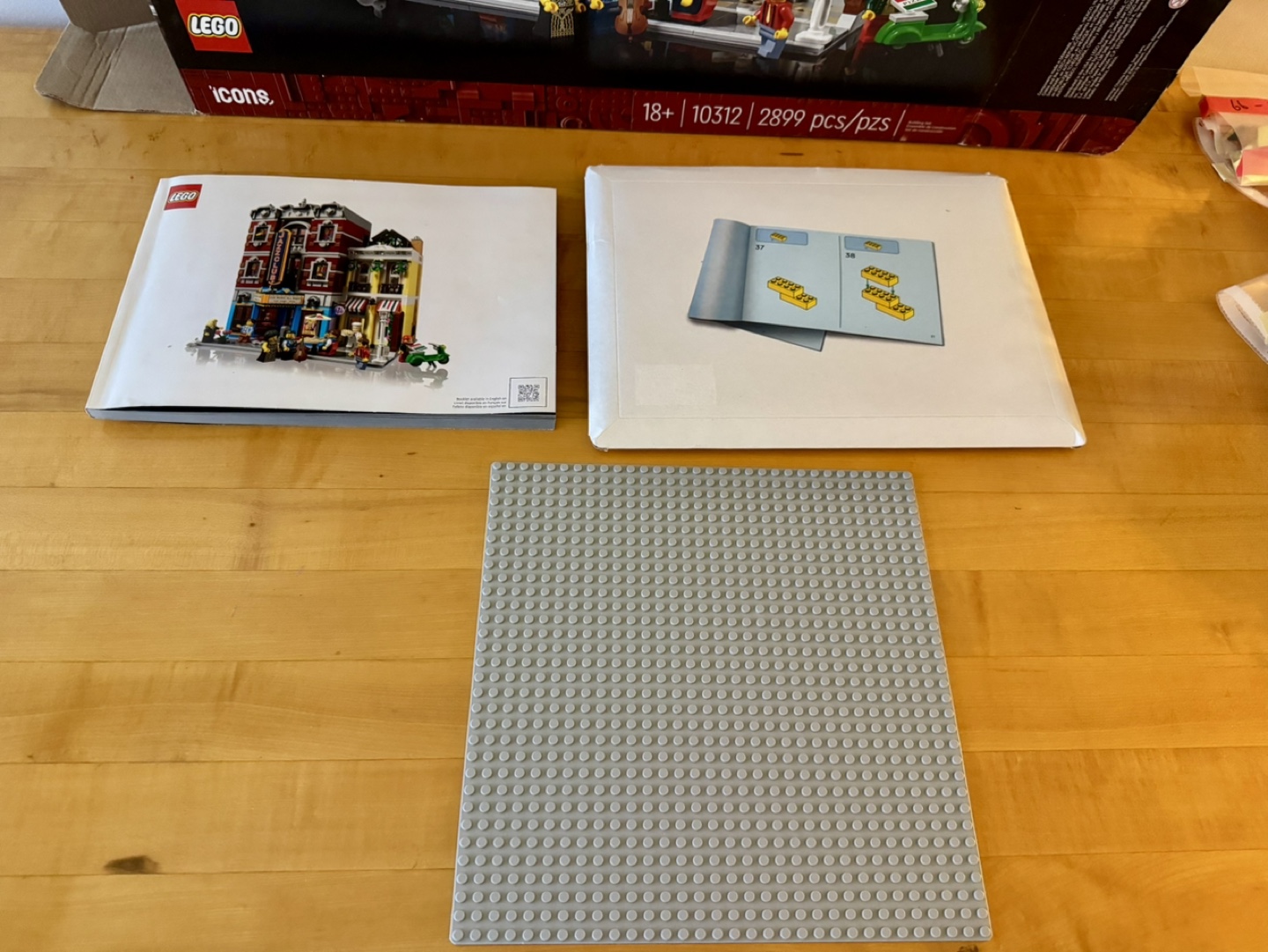 LEGO Icons Jazz Club 10312 Modular Building Set - photo 2