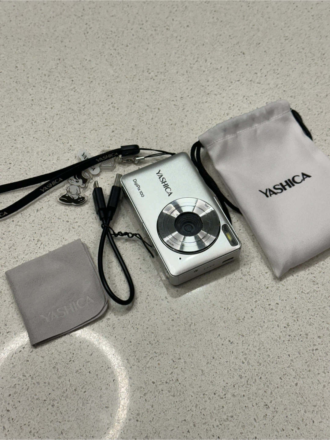 YASHICA DigiPx 100 Digital Camera