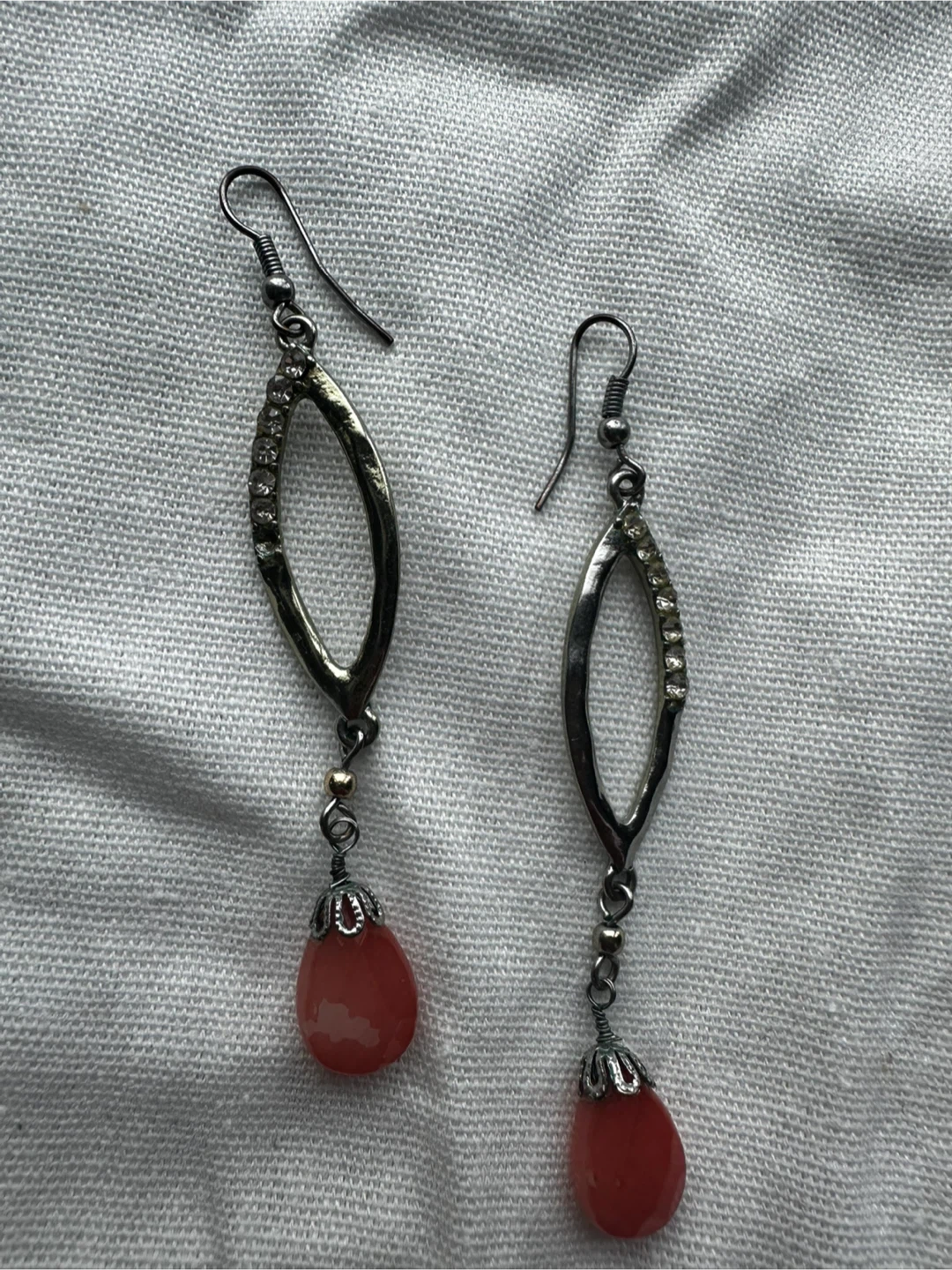 Dangle earrings with coral beads