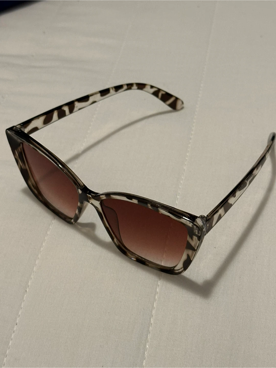 [ Cat-eye Sunglasses ]