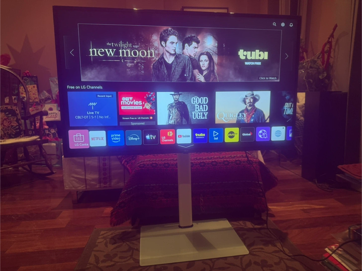LG UHD TV 4K LED 55” Smart. Model 55AU7000 4K UHD LED