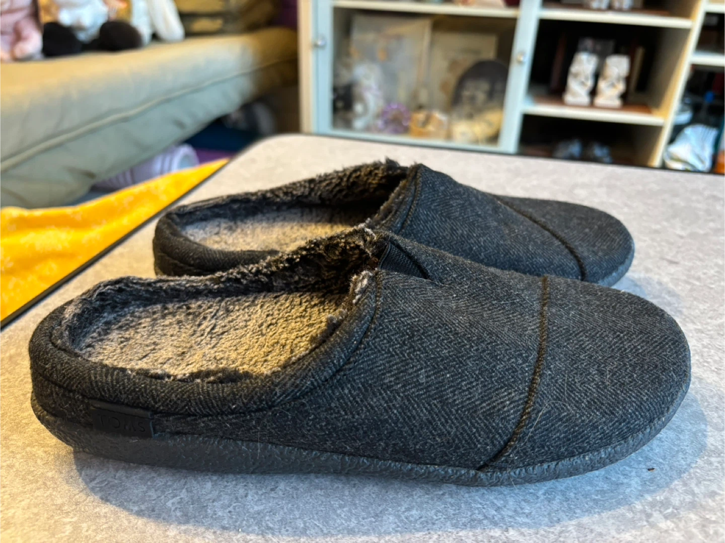 TOMS Slippers - Size US 8 - photo 2