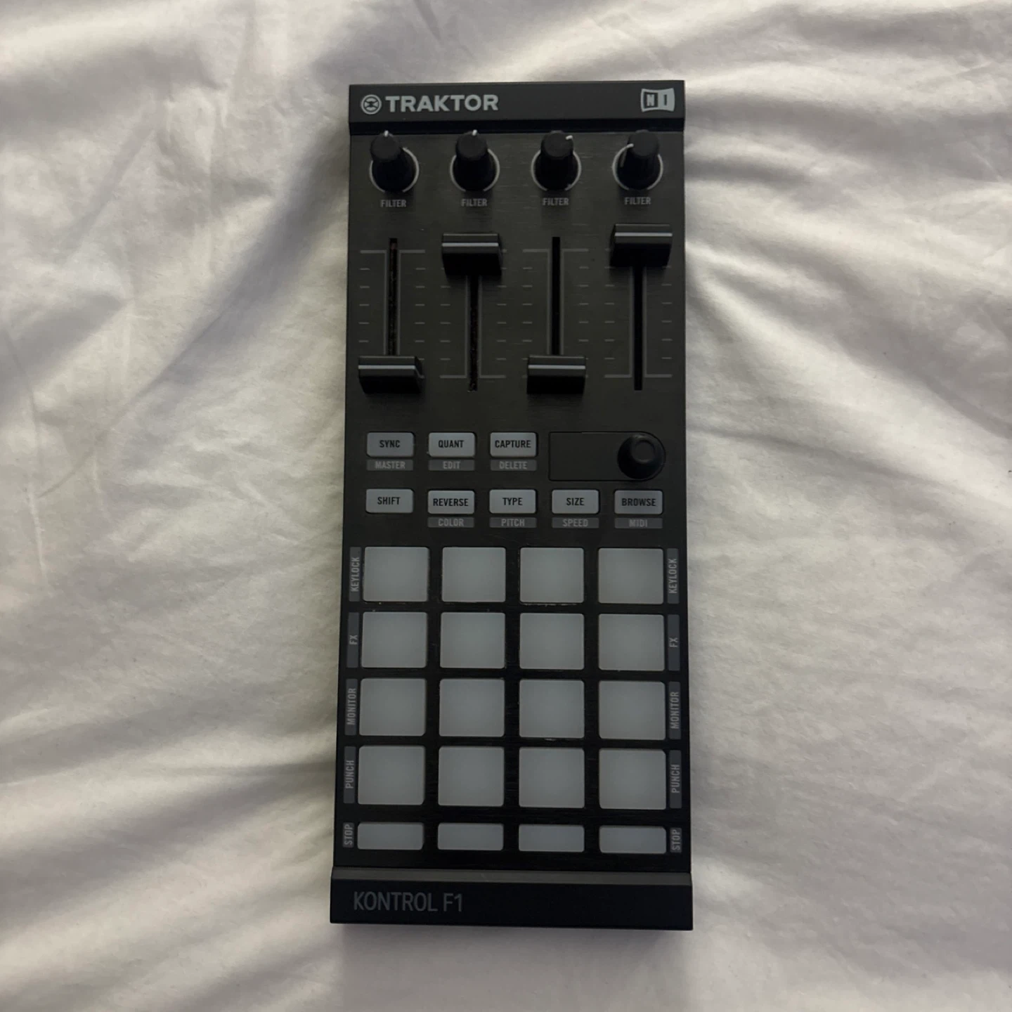 Native Instruments Traktor Kontrol F1 DJ Controller