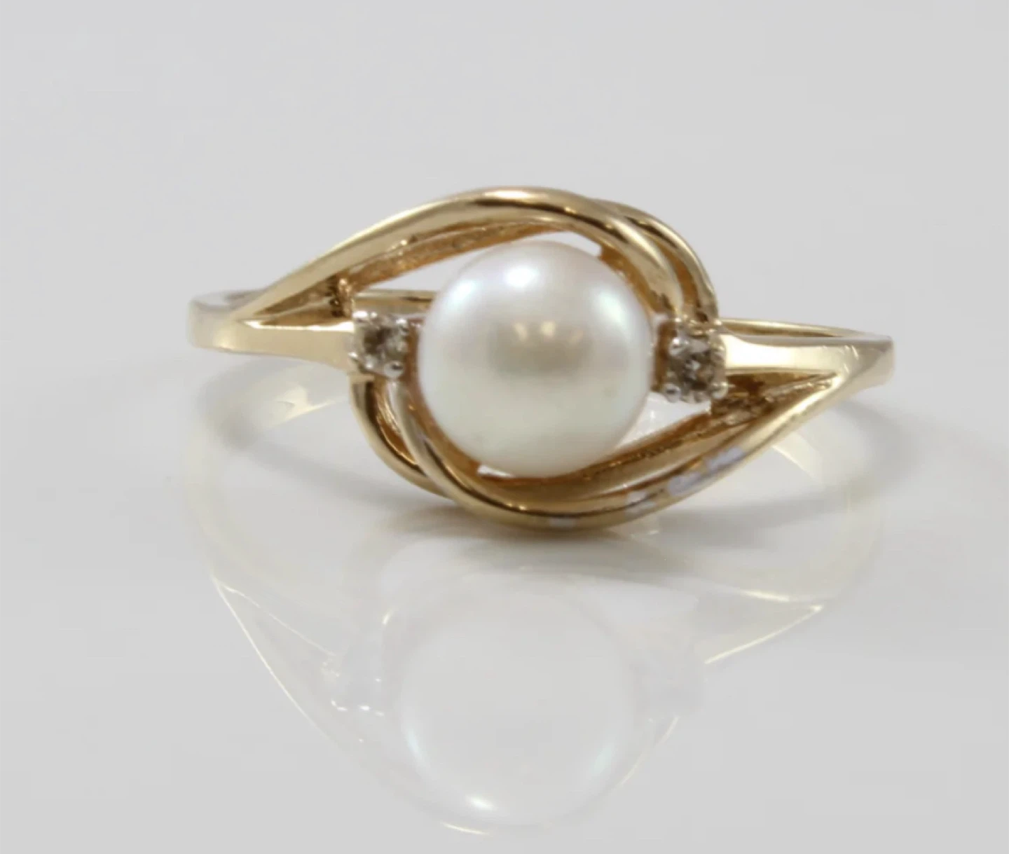 10K Pearl ring with diamond accents ‼️last price ‼️