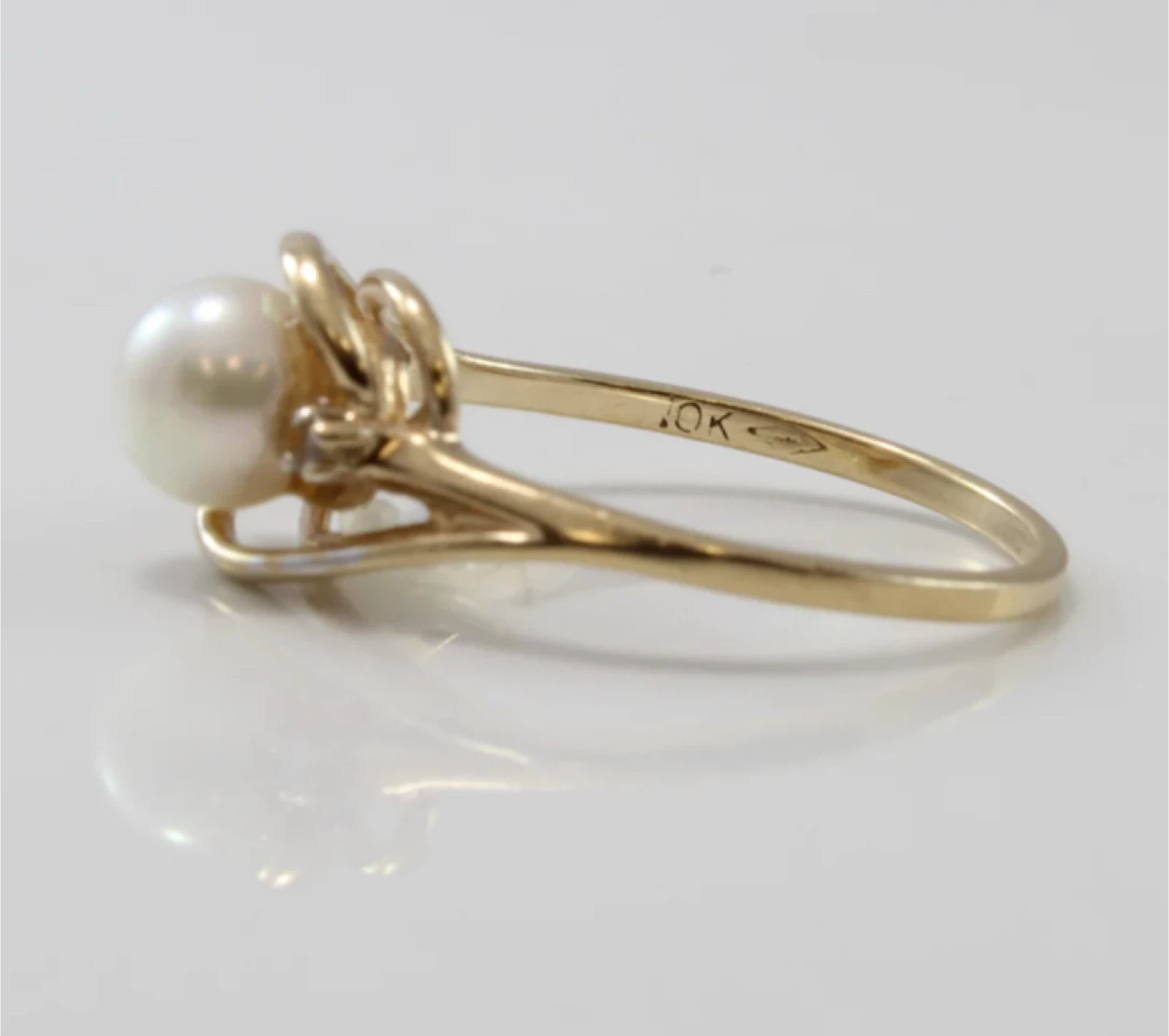 10K Pearl ring with diamond accents ‼️last price ‼️ - photo 2
