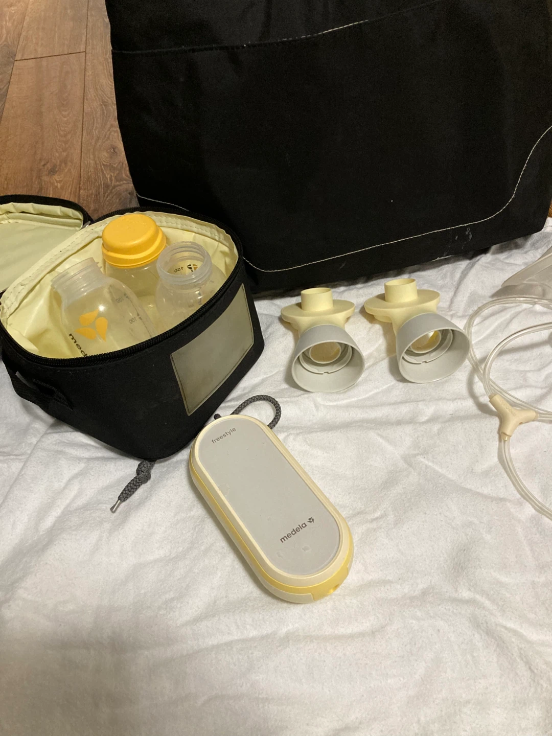 Medela Freestyle Breast Pump with Bag and Accessories