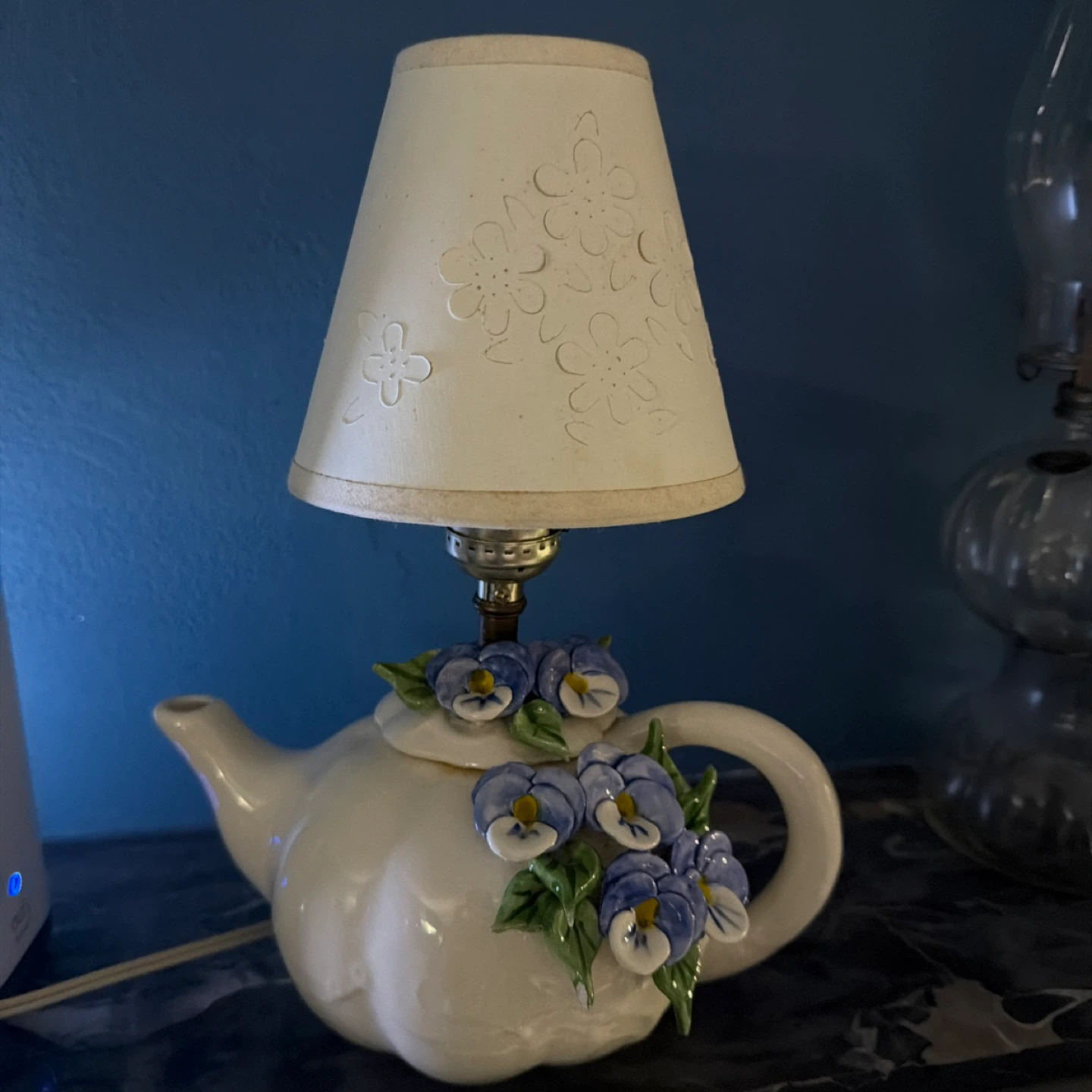 Vintage Ceramic Teapot Lamp with Floral Accents - photo 5
