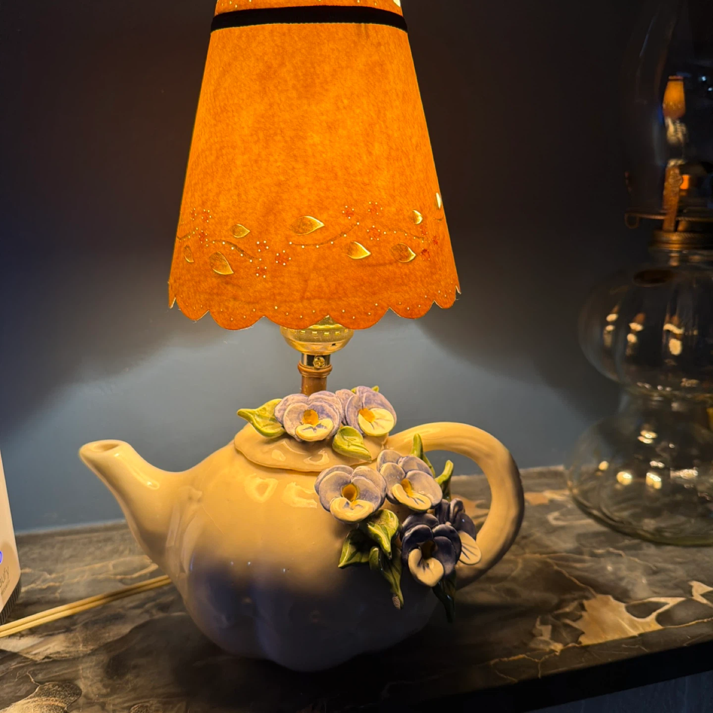 Vintage Ceramic Teapot Lamp with Floral Accents - photo 2