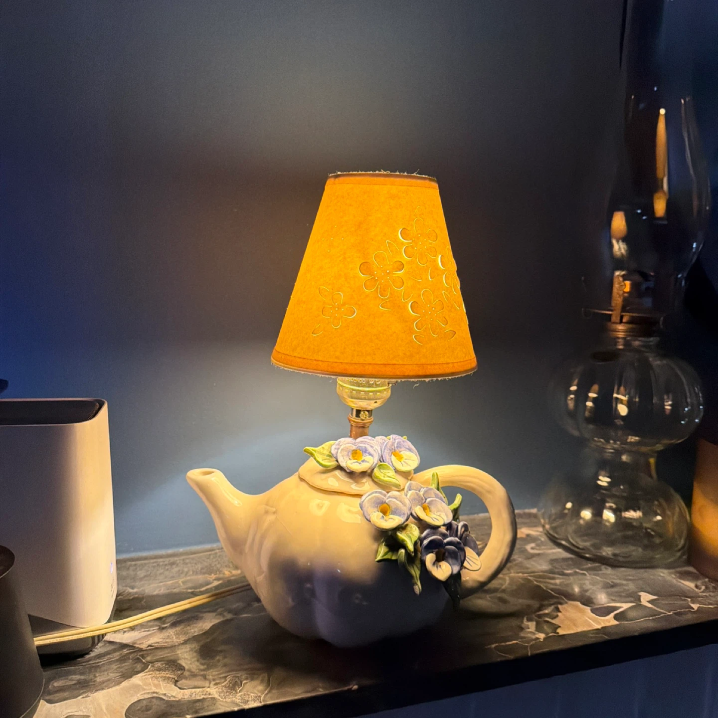 Vintage Ceramic Teapot Lamp with Floral Accents - photo 4