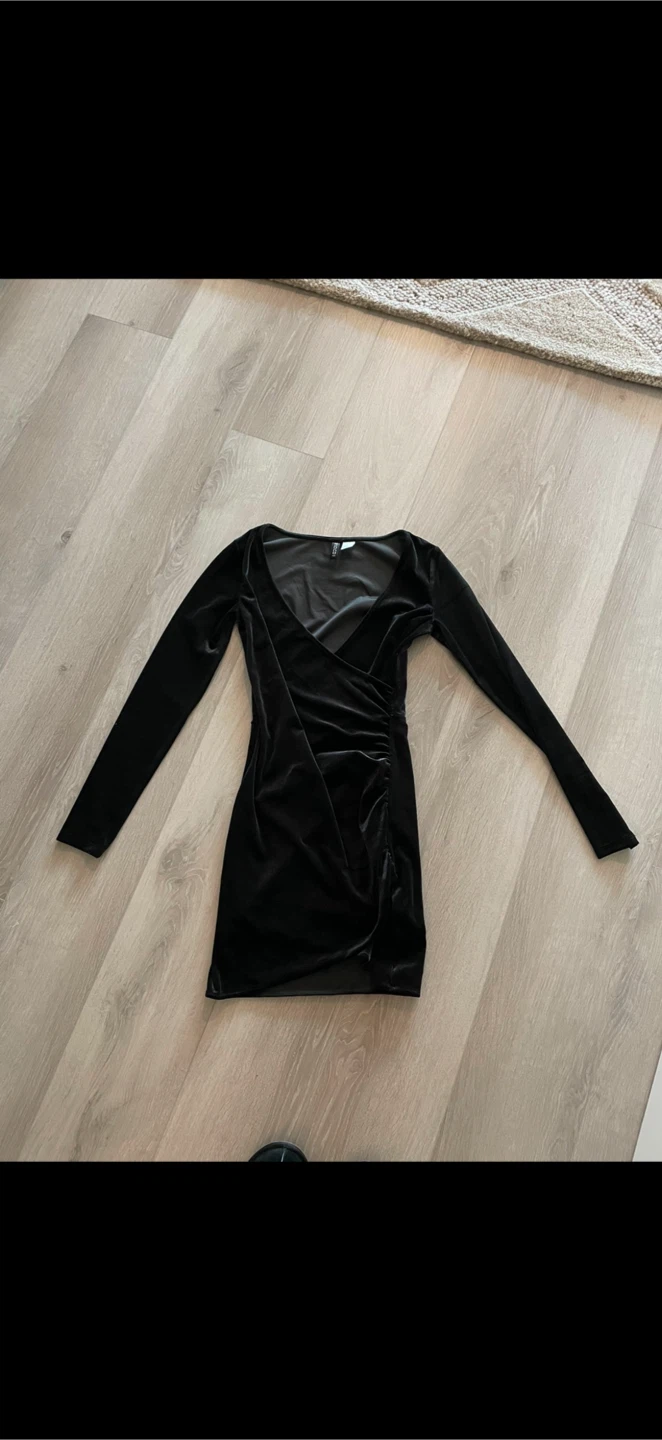 H&M Black Velvet Ruched Mini Dress - photo 2