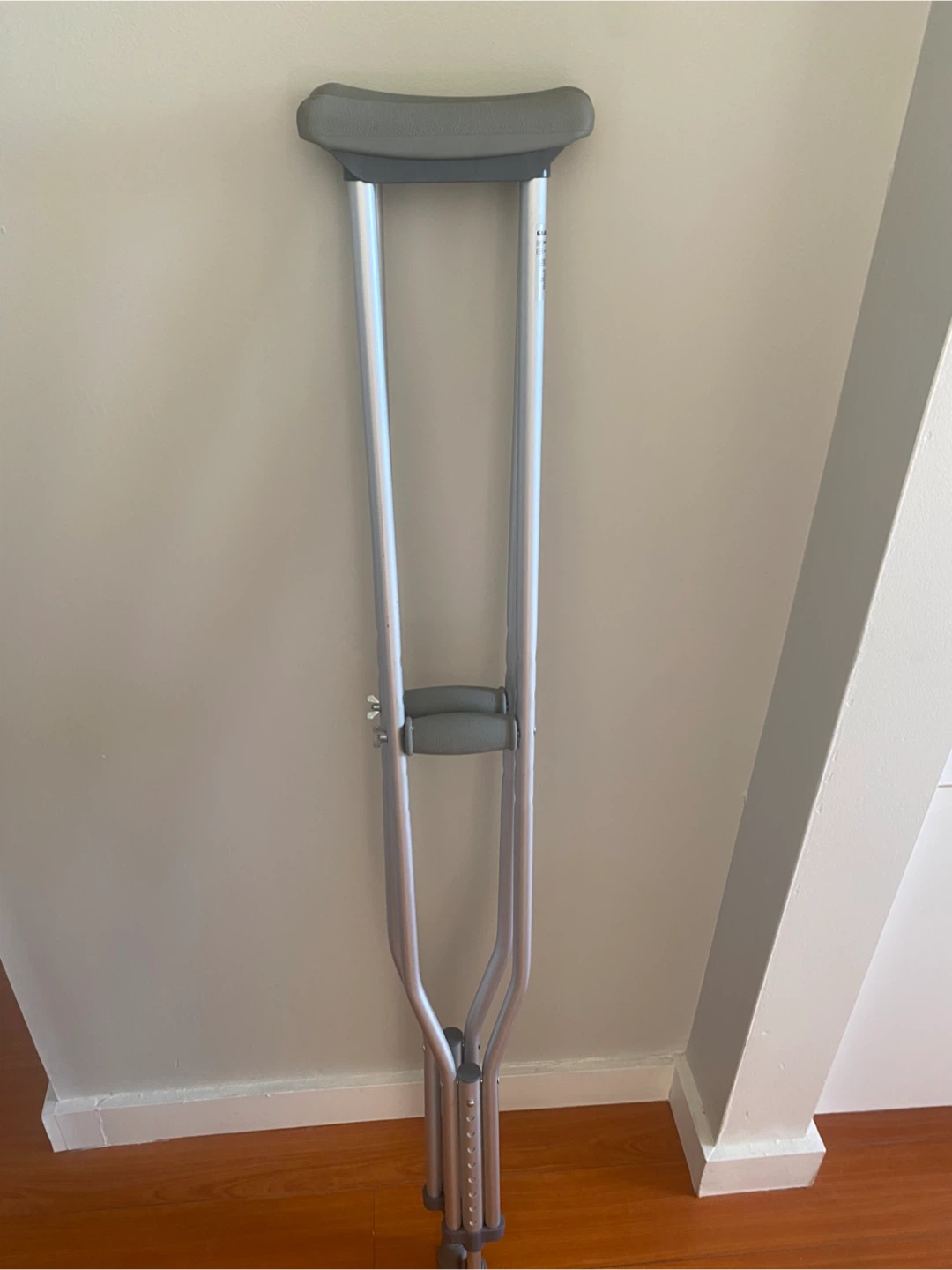 Like-New  Adjustable Aluminum Crutches