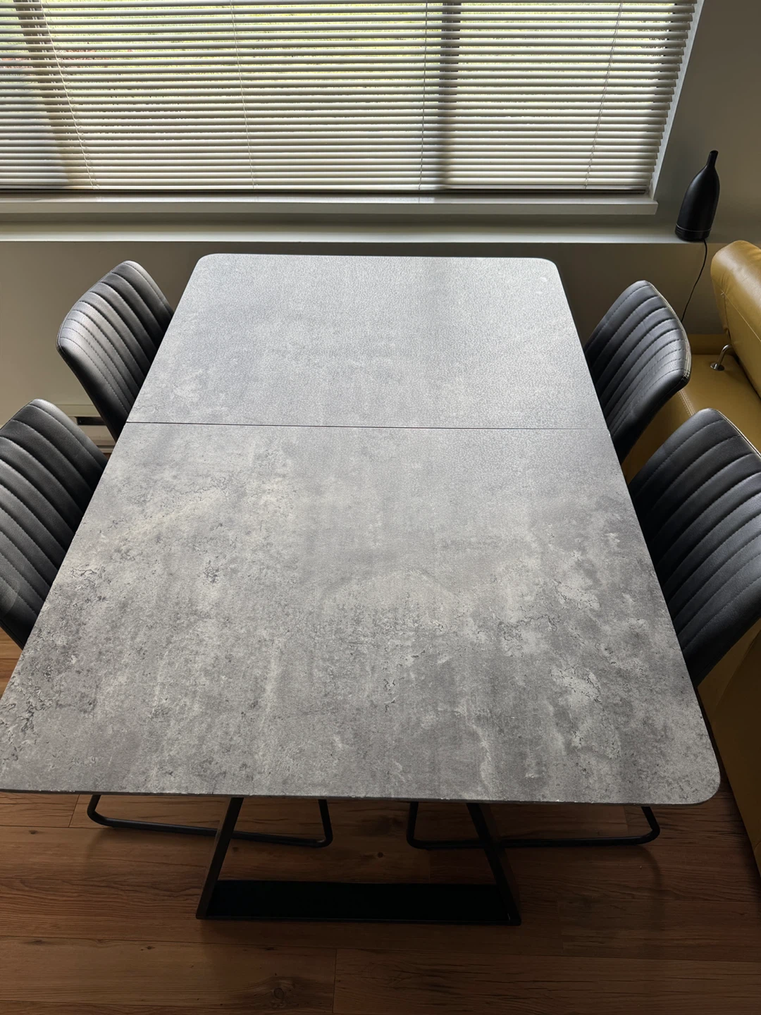 Extendable Dining Table with 6 chairs
