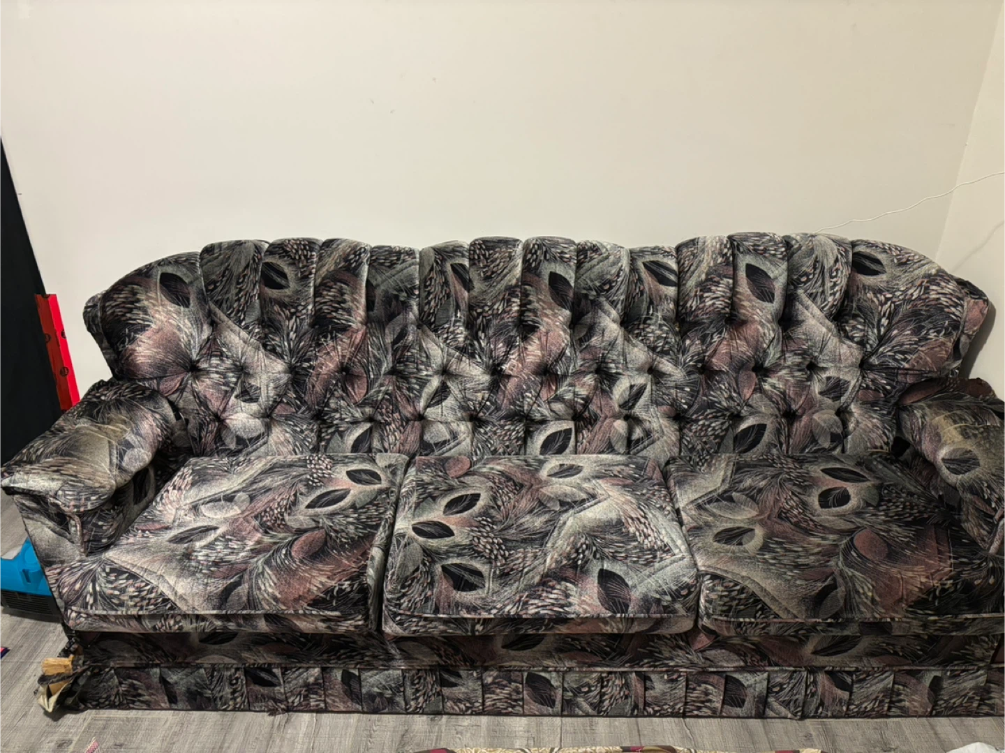 Tufted Pattern Sofa