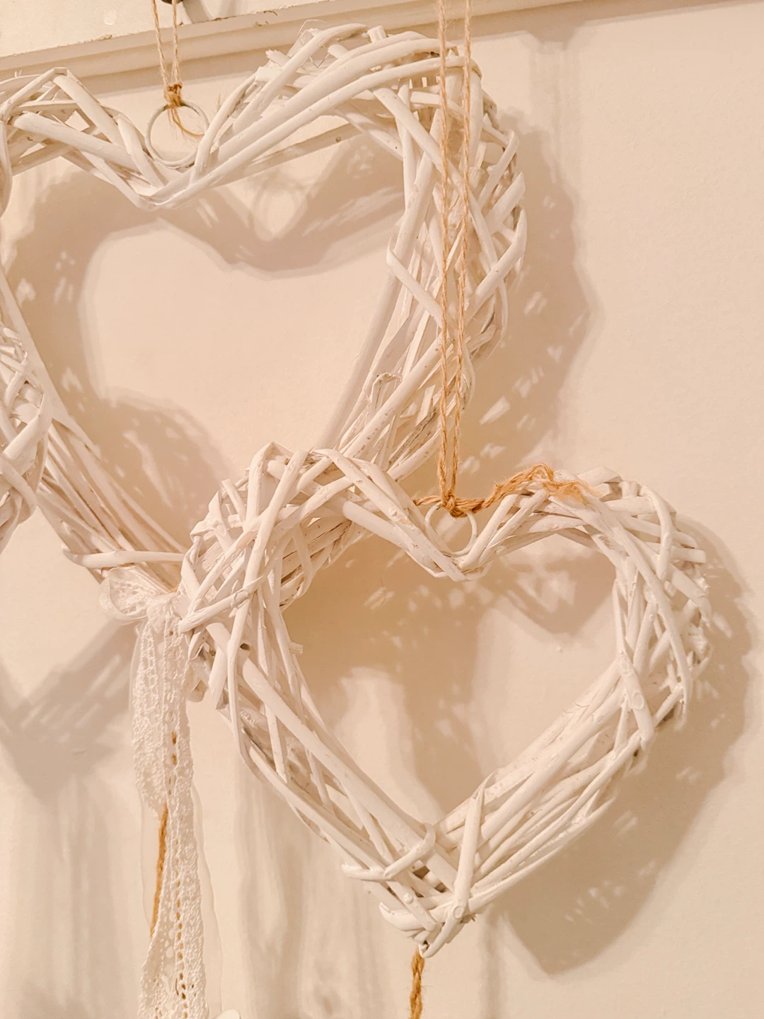 White Wicker Heart Garland with Flower and Bead Dangles - photo 2