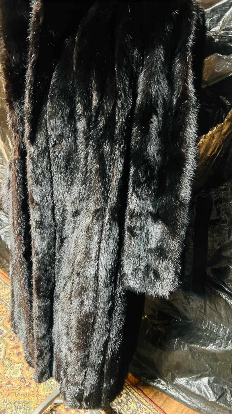 Gorgeous Black Saga Mink Fur Coat - photo 4