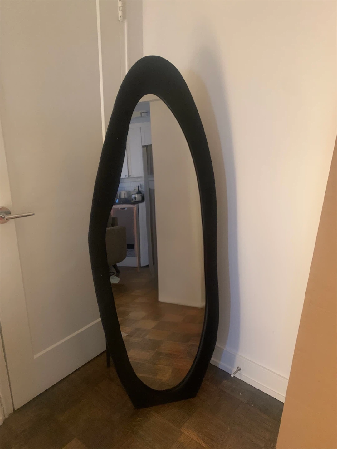 Trendy wavy full length-mirrors with soft velvety frame - photo 4