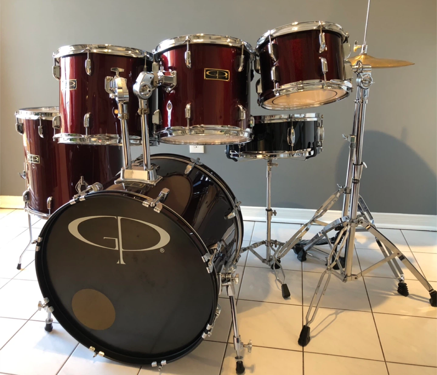 6-piece drum set with hi-hats