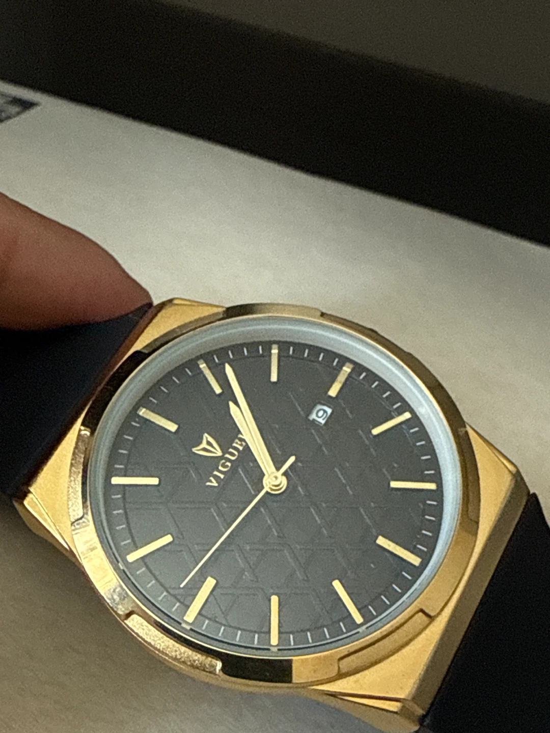 This is a budget fashion watch, not collectible - photo 2