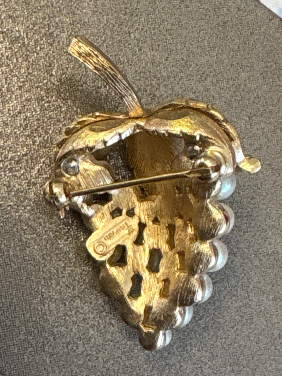 Vintage Trifari Gold Tone Pearl Grape Cluster Brooch - photo 2