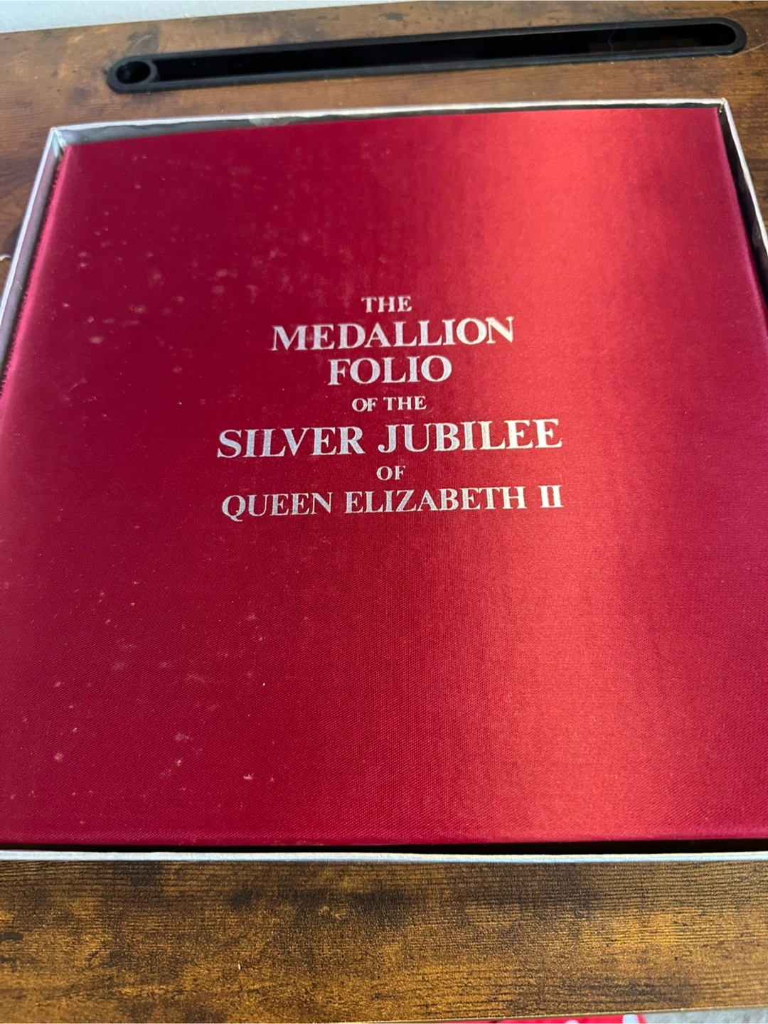 Limited Edition Silver Queen Elizabeth Medallion - photo 4