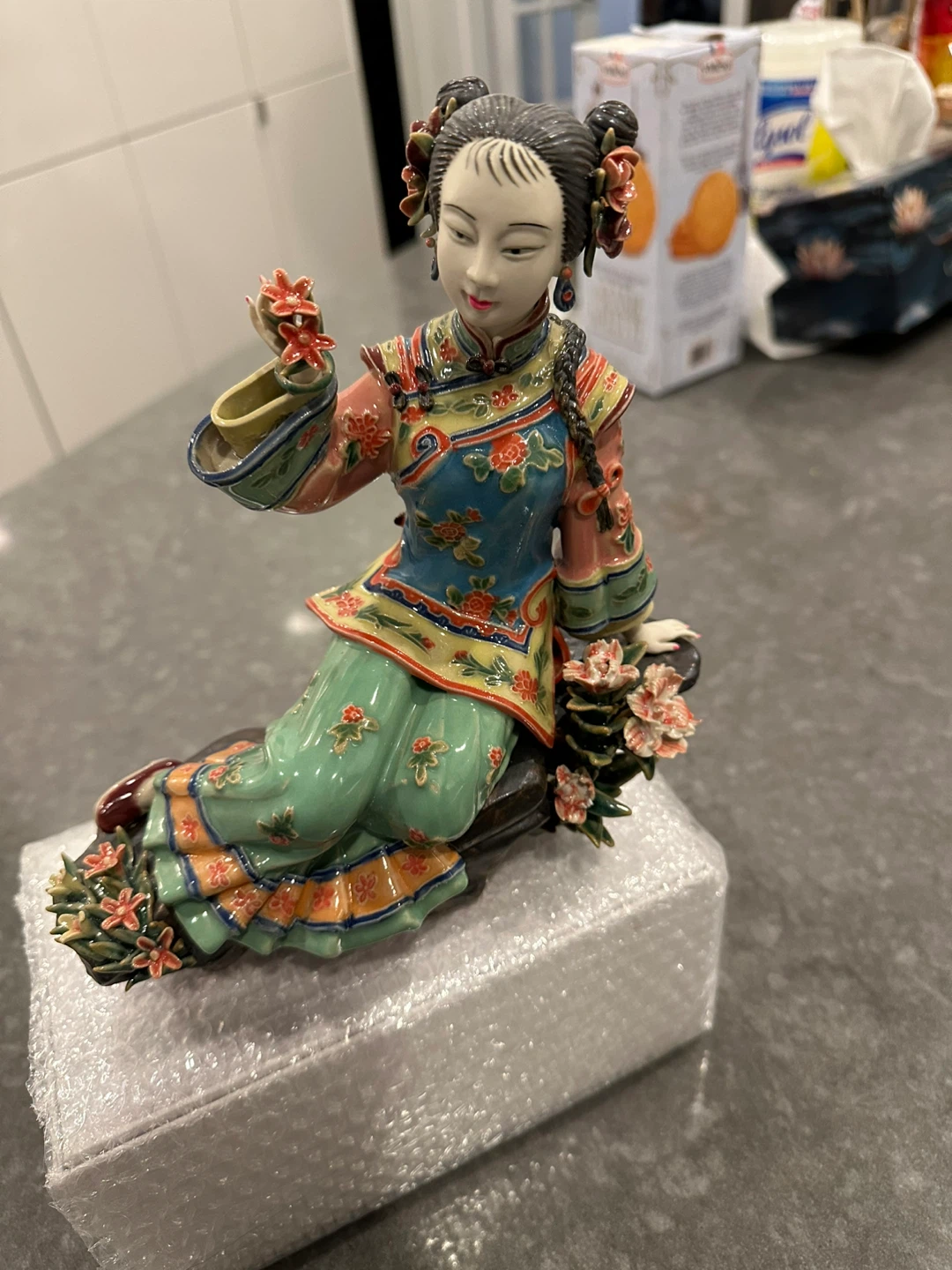 Chinese Lady Porcelain Figurine - photo 2