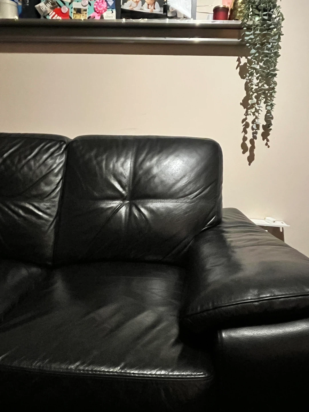 Black 3-Seater Leather Sofa with throw pillows and blanket - photo 4
